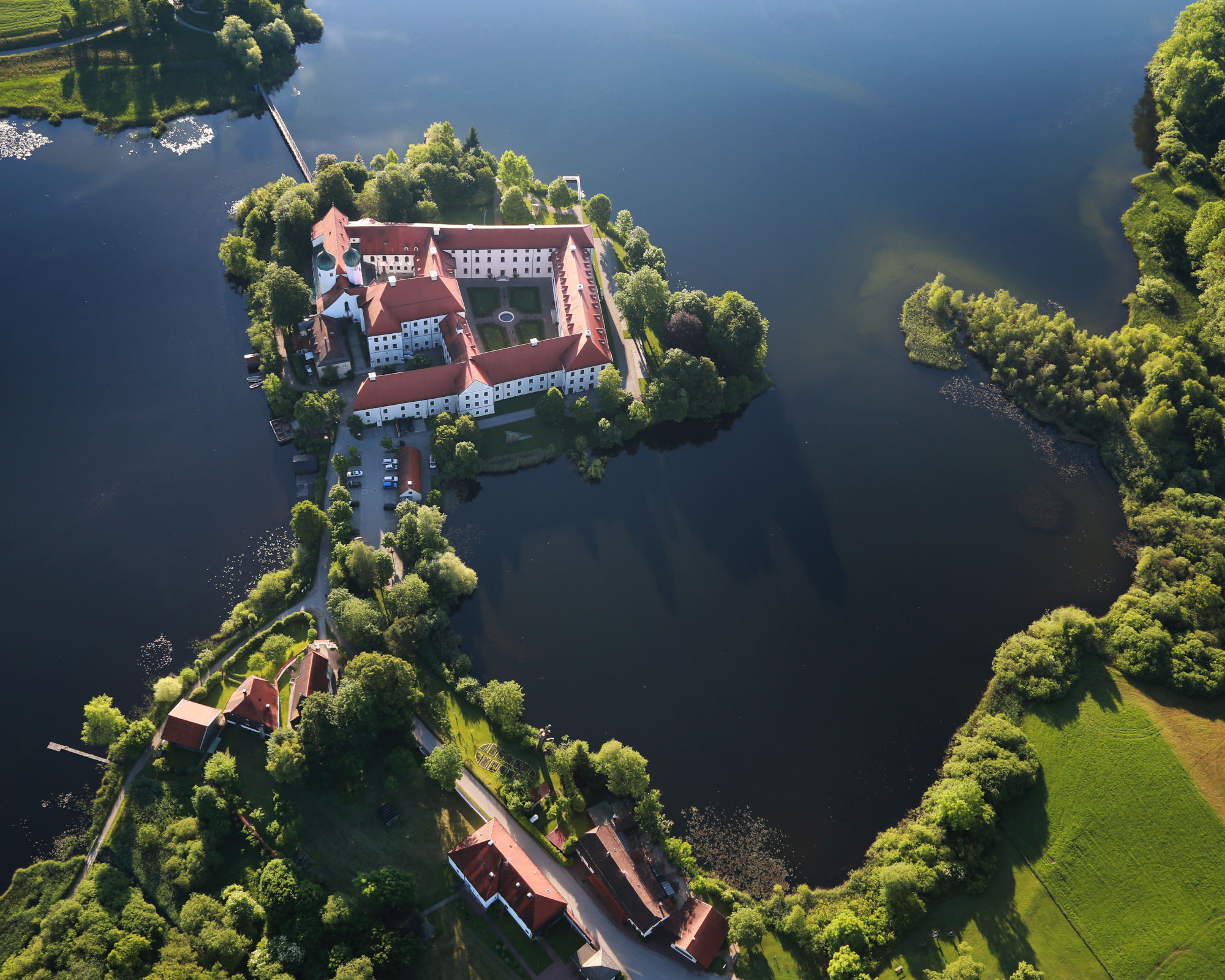 kloster-seeon-gepr-ftes-tagungshotel-im-klosterambiente-am-wasser