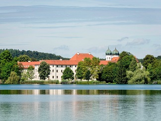 kloster-seeon-gepr-ftes-tagungshotel-im-klosterambiente-am-wasser